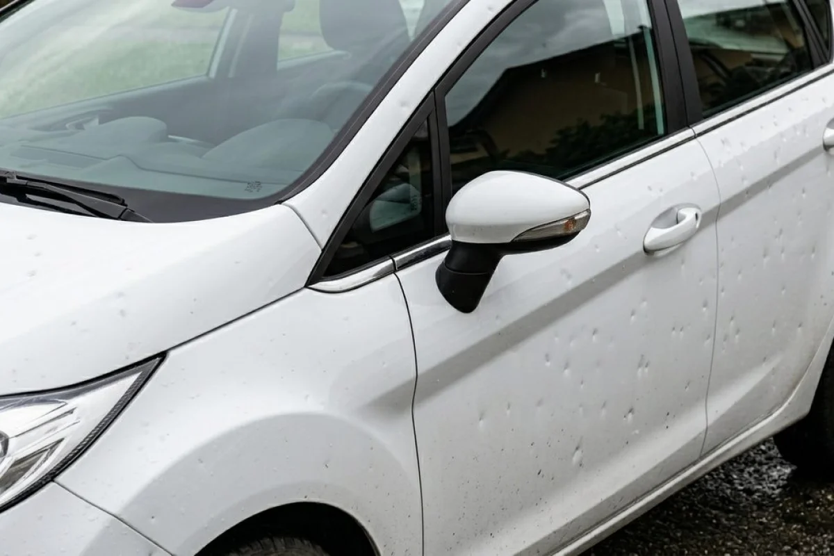 Prima: Lucidatura Ford Fiesta dopo Grandine